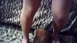 眼镜亚裔金发在后台和Maxxx Loadz聊天