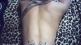 眼镜亚裔金发在后台和Maxxx Loadz聊天