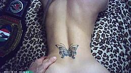 眼镜亚裔金发在后台和Maxxx Loadz聊天