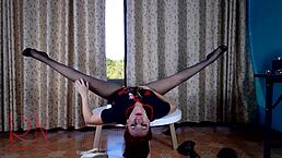 谁知道这穿丝袜高跟鞋的淑女在圆桌边脱光？