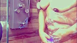 me pongo caliente y me ducho para bajar la calentura y termino con un rico orgasmo