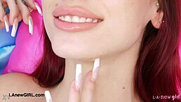 火辣缪斯在热辣摄影中炫耀性感身材