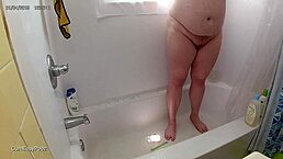 Liza Pisses in Tub Before Huge Facial Cumshot in Slo-Mo