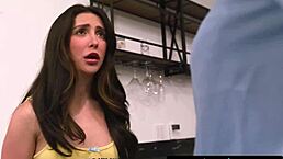 Girlsway - 简·王尔德雇莉莉·贝尔来粗暴管教保姆