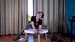 谁知道这穿丝袜高跟鞋的淑女在圆桌边脱光？