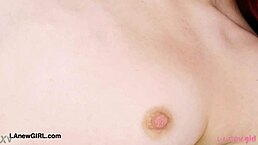 火辣缪斯在热辣摄影中炫耀性感身材