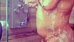 me pongo caliente y me ducho para bajar la calentura y termino con un rico orgasmo