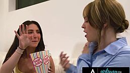 Girlsway - 简·王尔德雇莉莉·贝尔来粗暴管教保姆