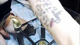 性感emo人妖舔自己精液！