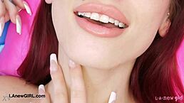 火辣缪斯在热辣摄影中炫耀性感身材