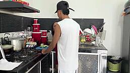 呃，在厨房操我嫂子，内射她！