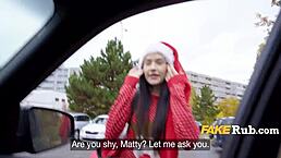 哇，圣诞装美女带来节日激情！她在户外公共场合为钱当荡妇