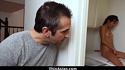 亚洲少女被抓到用假阳具，遭瘦亚洲猛男硬核惩罚