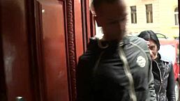 黑发美女穿红蕾丝接大黑屌