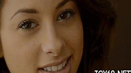 娇小少女优雅裸体软核玩假阳具