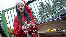 哇，圣诞装美女带来节日激情！她在户外公共场合为钱当荡妇