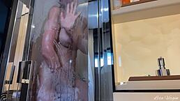 清晨在豪华游艇上自慰，还带脏话公开调情