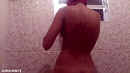 年轻妹子浴缸里挑逗剃毛紧逼，自拍渔网袜闪现超蒸腾