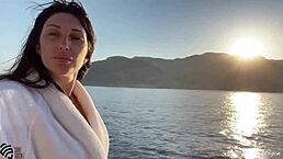 清晨在豪华游艇上自慰，还带脏话公开调情