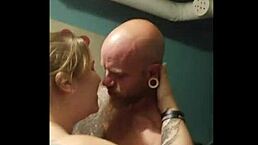 靠，克洛伊跟老公朋友舔屁眼超下流！