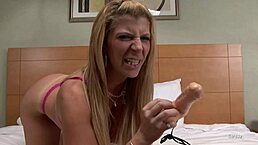 萨拉·杰伊玩香蕉自慰超开心