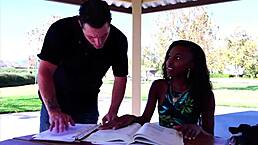 小巧黑妞被粗暴快炮，衣服撕裂直达湿润高潮！