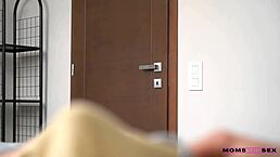 莎琳娜·迪瓦恩当继母双倍享受热辣内射