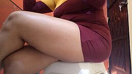 抓到她边吃禁果边自慰，用手指摸自己呻吟！