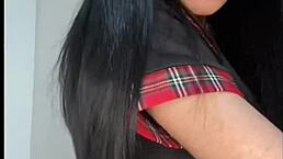 继女在继父隔壁自慰，英国家里紧张氛围高涨