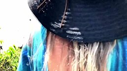 我用舌头挑逗陌生人，他公开猛干我屁股