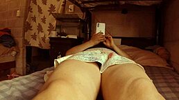 看看我辣妹拉丁表妹的美腿——偷窥裙底超正点，对吧？