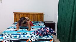 靠，我性感继妈穿红内衣让我疯狂想猛干她！