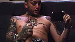 mi hermanastra me descubre masturbándome y me pide que la folle