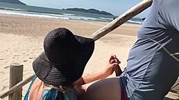 我用舌头挑逗陌生人，他公开猛干我屁股