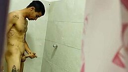 继母抓到我洗澡，帮我热辣口交