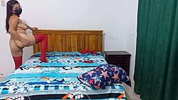 靠，我性感继妈穿红内衣让我疯狂想猛干她！