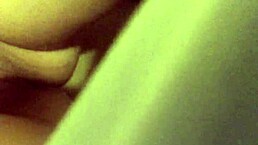 嘿，想看性感阴蒂挑逗吗？这瘦美女的自慰solo超火辣！