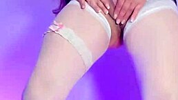 我爱这个娇小18+墨西哥拉丁妹单人玩具挑逗玩弄。