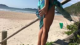 我用舌头挑逗陌生人，他公开猛干我屁股