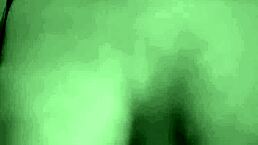 继女在继父隔壁自慰，英国家里紧张氛围高涨