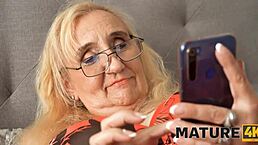 Mature4k魅力熟女享受无忧性爱。她深插阴道！