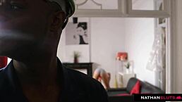 Simony Diamond 挑逗工人，被双插和肛交狂干屁眼！