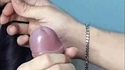 少女荡妇深喉邋遢口交后吞精在红色上