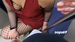 妈的！老婆在公共火车上用肥屁股磨陌生人鸡巴并高潮！