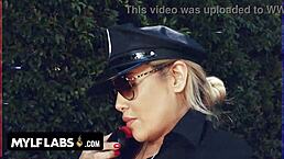 女警用丁字裤骑乘教两个少女硬核性爱课