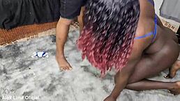 flagrei a gostosa se masturbando assistindo vídeo porno e a safada me chama para transa.