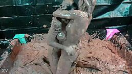 呃，华丽泥浆摔跤让我又脏又热...