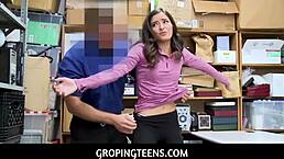 摸索18岁少女Emily Willis偷东西被抓，遭警官猛干