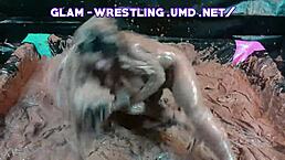 呃，华丽泥浆摔跤让我又脏又热...