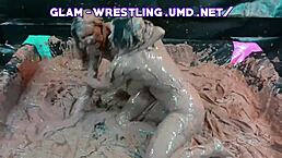 呃，华丽泥浆摔跤让我又脏又热...